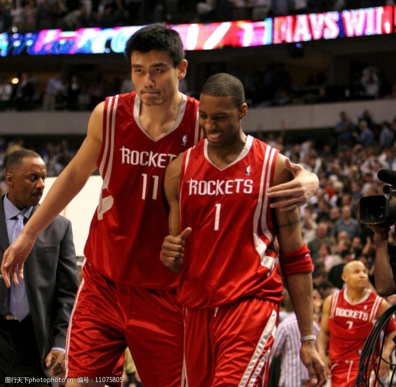 纪念去世的朋友，雅克松的打底衫上写着“安息吧，我的兄弟”（悼念亡友，雅克松穿印有“安息吧，我的兄弟”的打底衫）