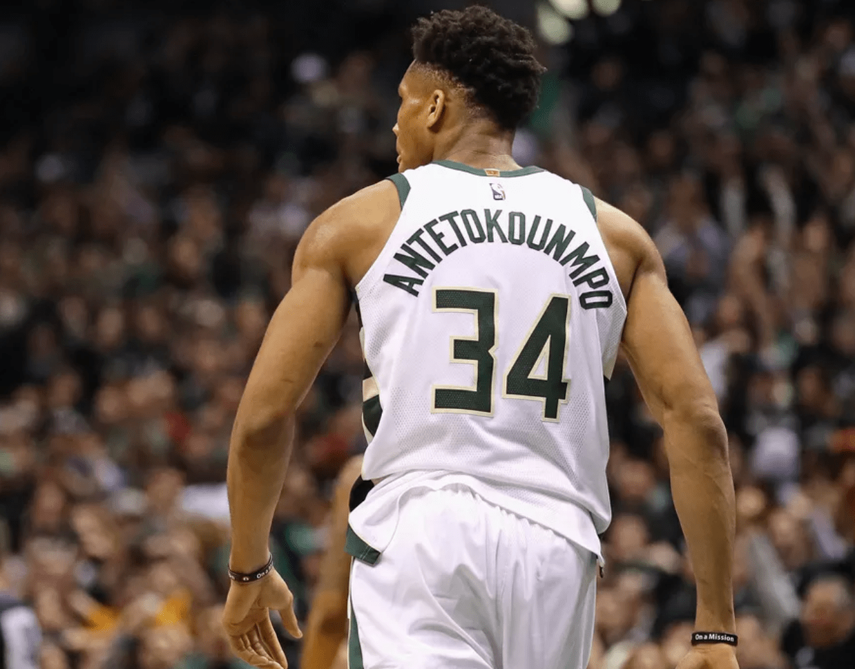 马刺新人连续爆发（马刺新生力量连连发威）