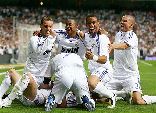 马刺主帅：胜利源于团队逐步磨合，面对卫冕冠军展现成长韧性（马刺主教练：胜利源自持续磨合，对阵卫冕冠军彰显成长与韧性）