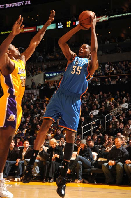 喀麦隆体育部长与足协主席埃托奥决裂，前者指责后者操纵选举（喀麦隆体育部长与足协主席埃托奥关系破裂，指控其操纵选举）