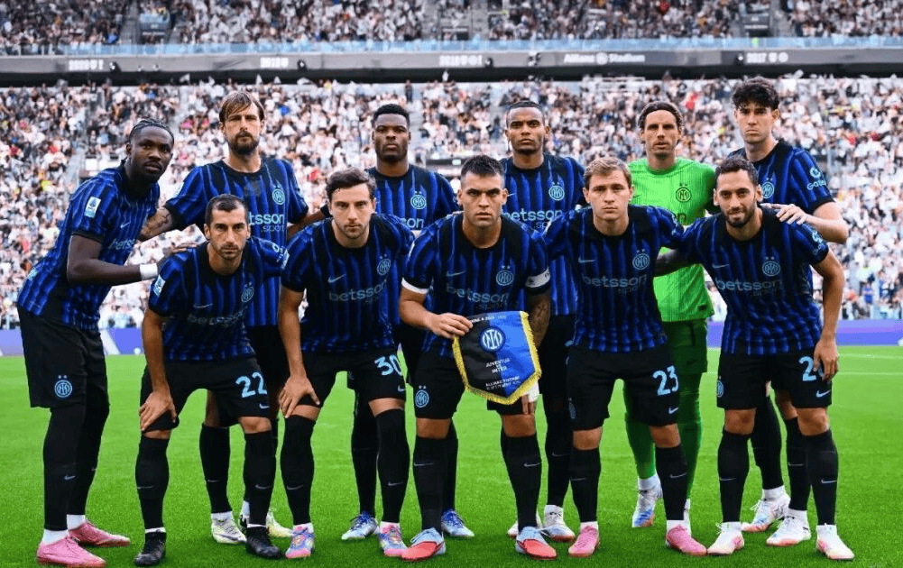 足球国足公开训练吸引千名球迷现场加油（国足公开训练吸引上千球迷到场助威）