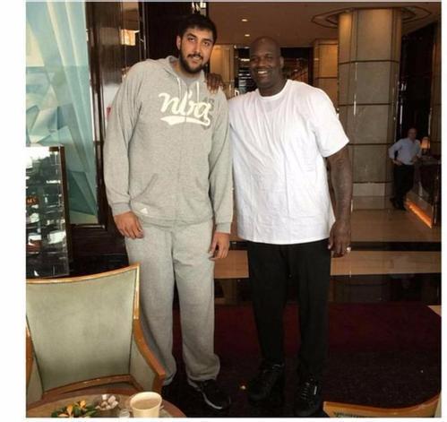 法尔克：拜仁考察了累西腓体育中场泽-卢卡斯，巴萨也有意（据法尔克报道，拜仁已考察累西腓体育中场泽-卢卡斯，巴萨同样关注）