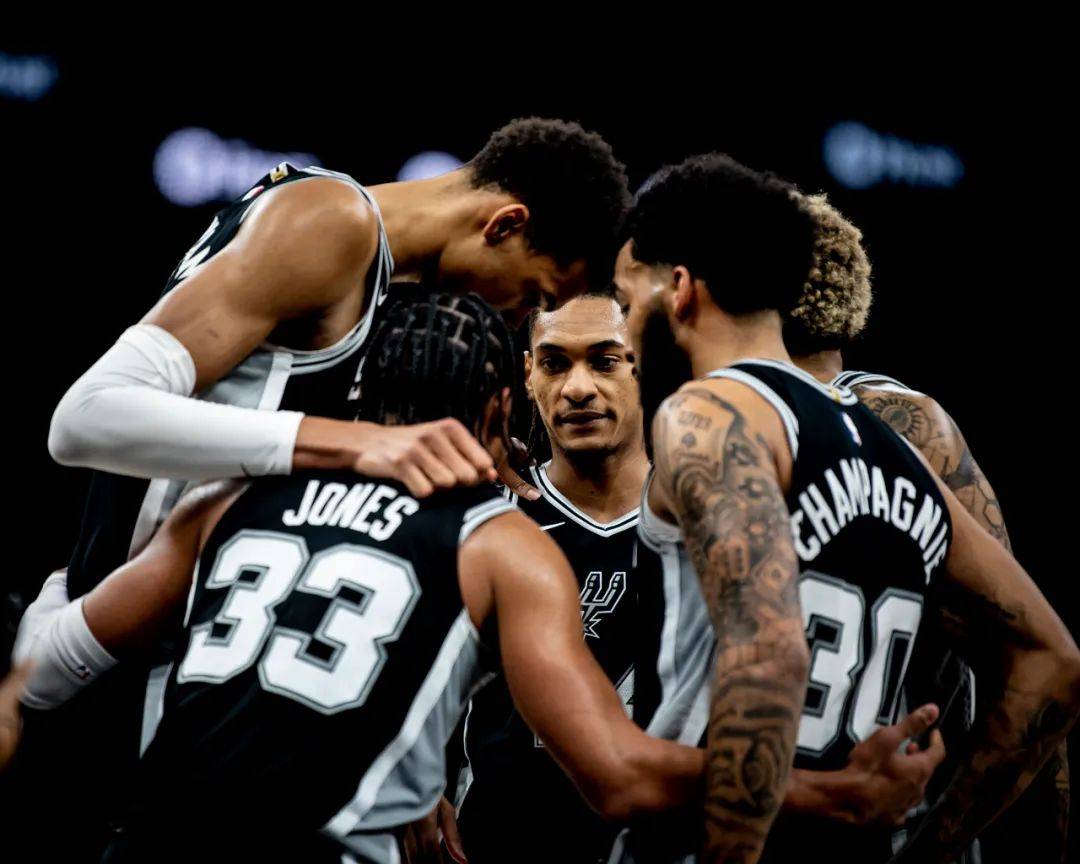 托蒂：说C罗的坏话只能说明你在嫉妒他，他和梅西的水平相当（托蒂：诋毁C罗只是嫉妒，他与梅西实力相当）