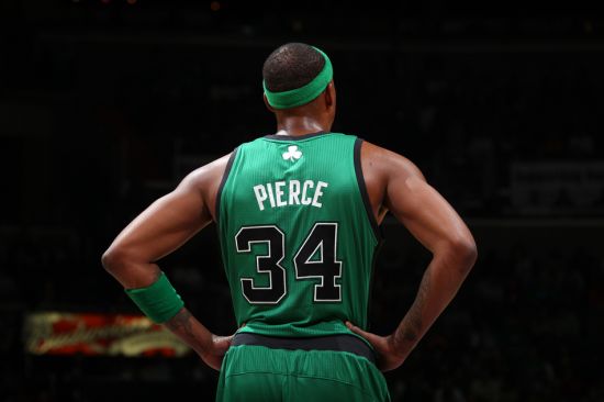 麦克布莱德精彩表现，助力球队领先（麦克布莱德发挥出色，助球队取得领先）