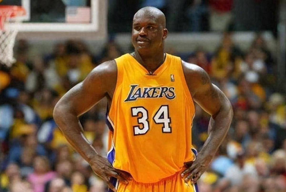 掘金主场有几位小球迷举牌支持威少：拉塞尔拿MVP（掘金主场小球迷举牌力挺威少：齐喊拉塞尔是MVP）