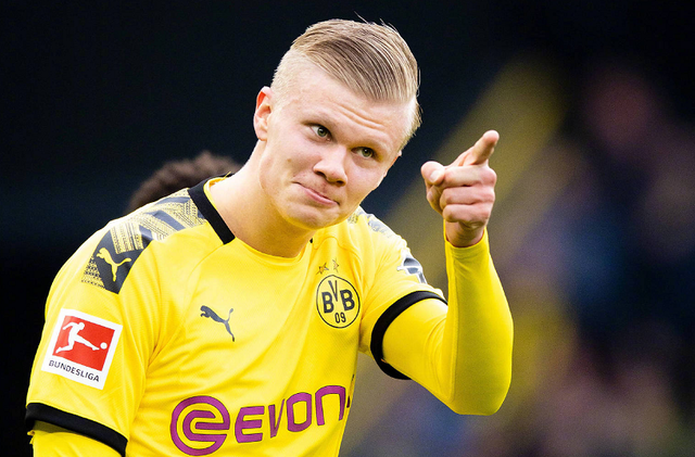 被记者问如何迅速克服伤病，刚果中场萨迪基举起圣经笑而不语（记者问他如何迅速伤愈，刚果中场萨迪基举起圣经，微笑不语）