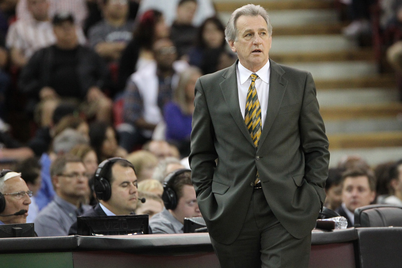 半场战报：那不勒斯1-0尤文，霍伊伦7分钟闪击，内雷斯助攻（半场快讯：那不勒斯1-0领先尤文，霍伊伦7分钟建功，内雷斯送助攻）