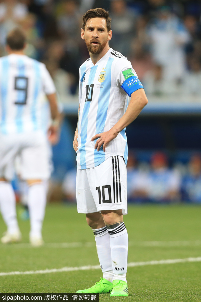 卡什：莱万就该当波兰队长，普罗别日撤他袖标真的很奇怪（卡什：莱万理应担任波兰队长，普罗别日撤下其袖标令人费解）