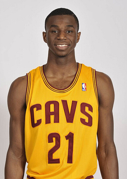 足球巴萨高层称将坚定走年轻化路线（巴萨高层表态：将坚定推进年轻化战略）