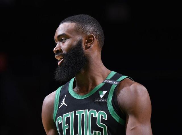 长春亚泰老将谭龙休赛期加练：国旗下的奔跑，坚持生长的模样（长春亚泰老将谭龙休赛期苦练：国旗下的奔跑，保持成长姿态）