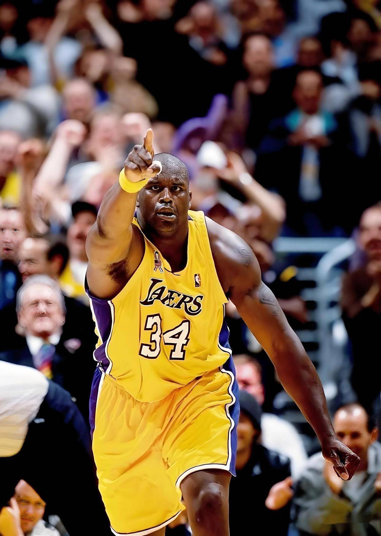 替补登场立功 主帅换人奏效（替补建功 主帅调度见效）