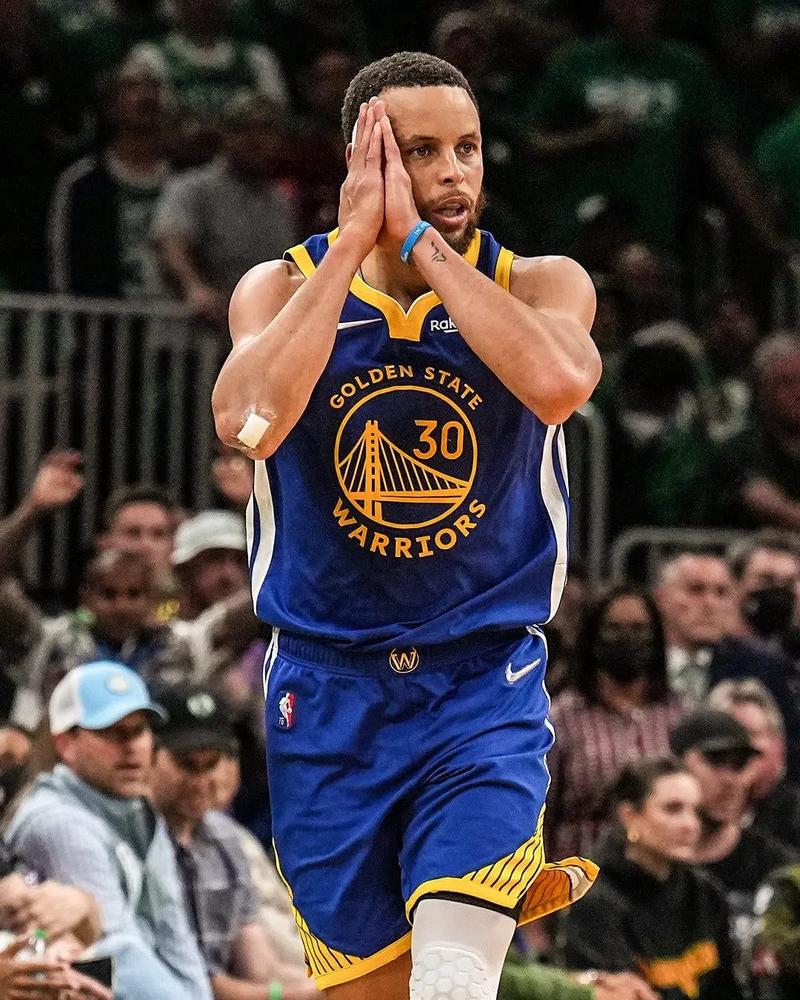 因全队近两年未收到奖金，正备战世非预附加赛的尼日利亚队抵制了训练（奖金两年未发，备战世非预附加赛的尼日利亚队集体罢训）