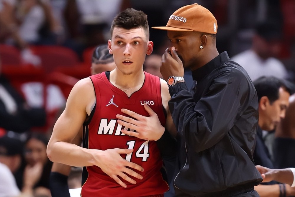 湖人目前战绩排在联盟第7，但总净胜分只有-15排在联盟第15（湖人现居联盟第7，净胜分-15却仅排联盟第15位）