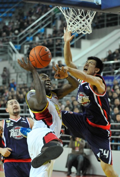 杜兰特远投三分命中，全场欢呼（杜兰特命中超远三分，现场沸腾）